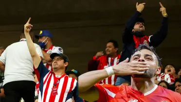 Afición de Chivas molesta y Alexis Vega mandando un beso a la tribuna | Foto: Mediotiempo