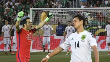 México durante el 7-0 contra Chile, Claudio Bravo y Chicharito | Foto: As México