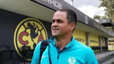 André Jardine sonriente en los campos de Coapa/ Foto Erick Navar.