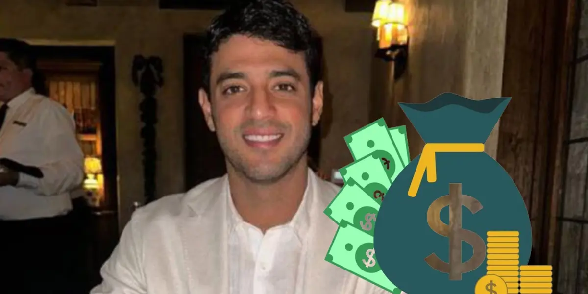 Carlos Vela cenando en un restaurante. 