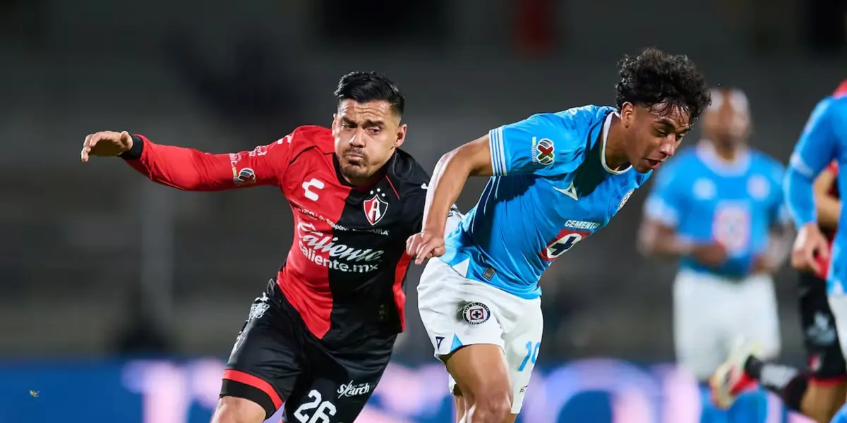 Rocha disputa la pelota con el juvenil Morales (Fuente: Mexsports) 